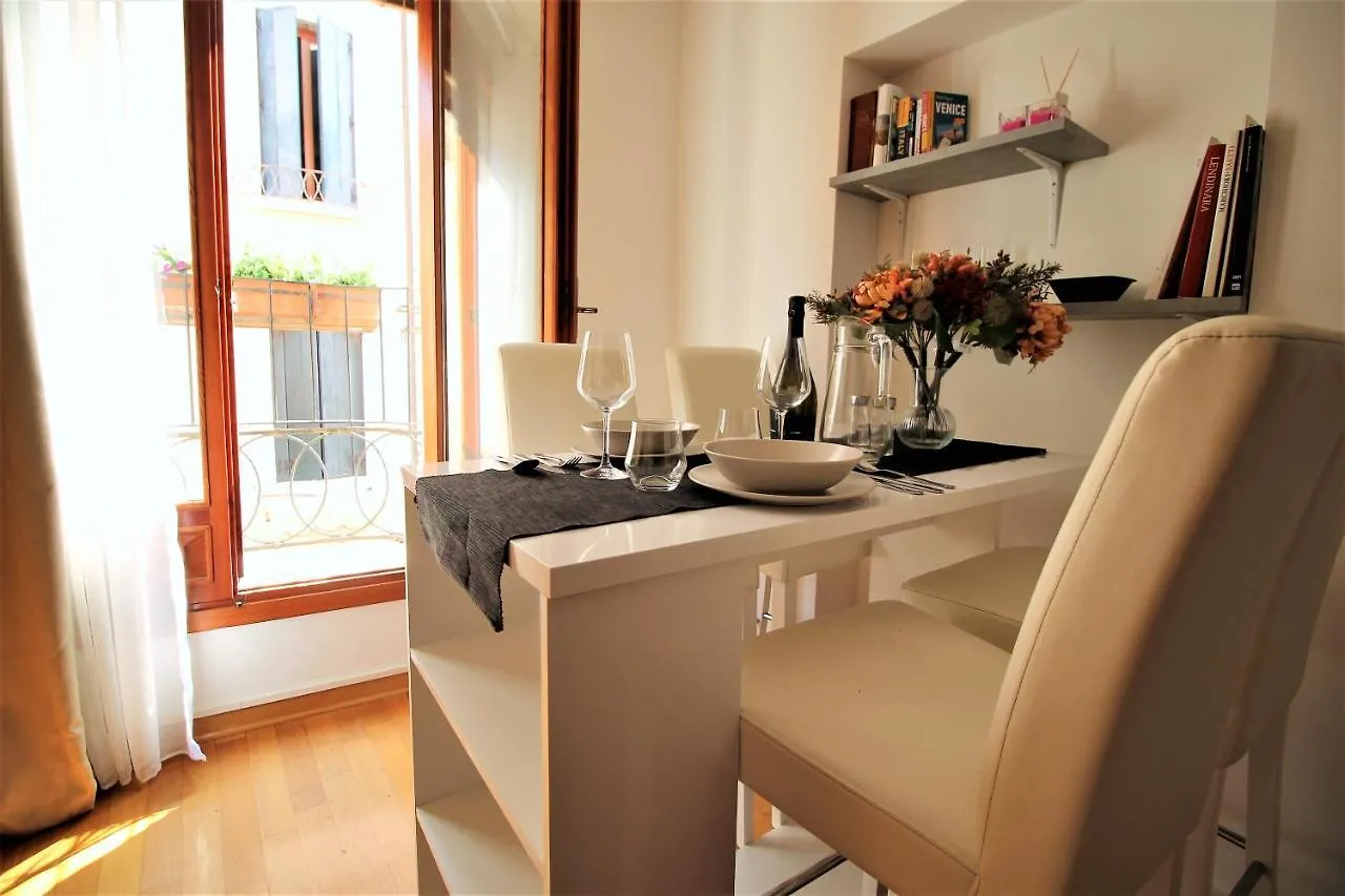 Charming Canal View San Marco Apartment Venezia