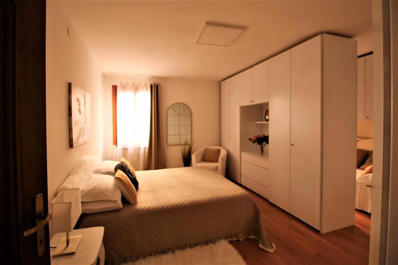 Charming Canal View San Marco Apartment Venezia Italia