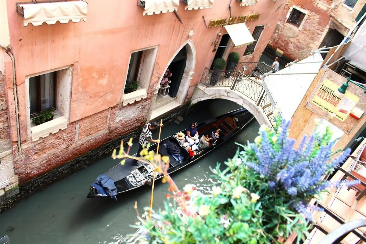 Charming Canal View San Marco Apartment Venezia